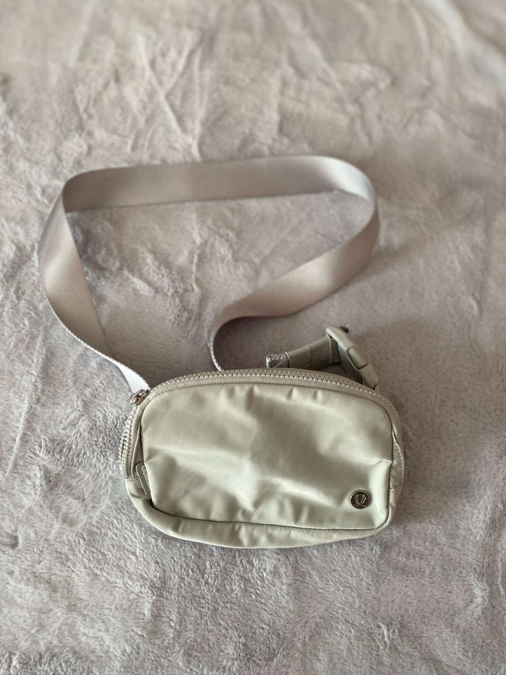 Lululemon Everywhere grey/silver belt bag with strap